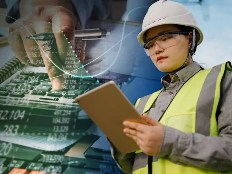 Công nhân đang tính toán khối lượng công trình