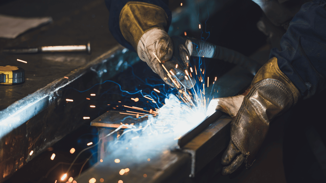 Công nhân đang thi công thép trong xưởng