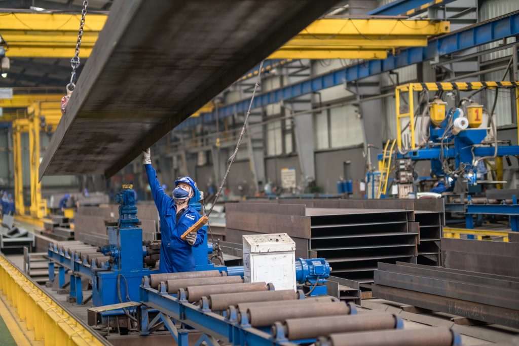 Công nhân đang kiểm tra chất lượng thép