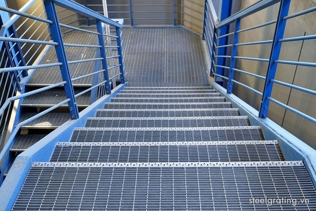 Cầu thang làm bằng vật liêu thép chống ăn mòn