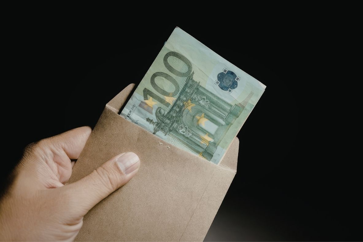 Mức lương tối thiểu tại Litva năm 2025 là bao nhiêu? Thợ hàn có thể kiếm được bao nhiêu?