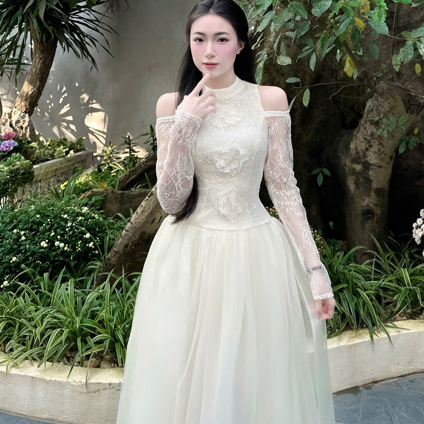 Đầm thiết kế dáng dài cổ cao phối ren