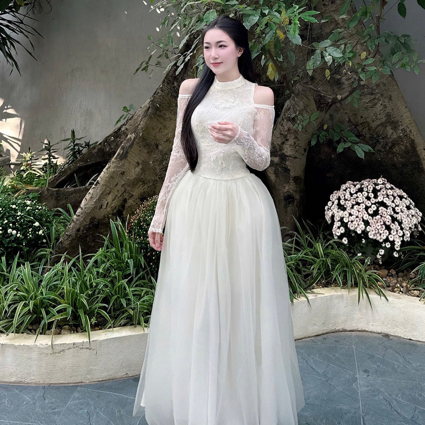 Đầm thiết kế dáng dài cổ cao phối ren