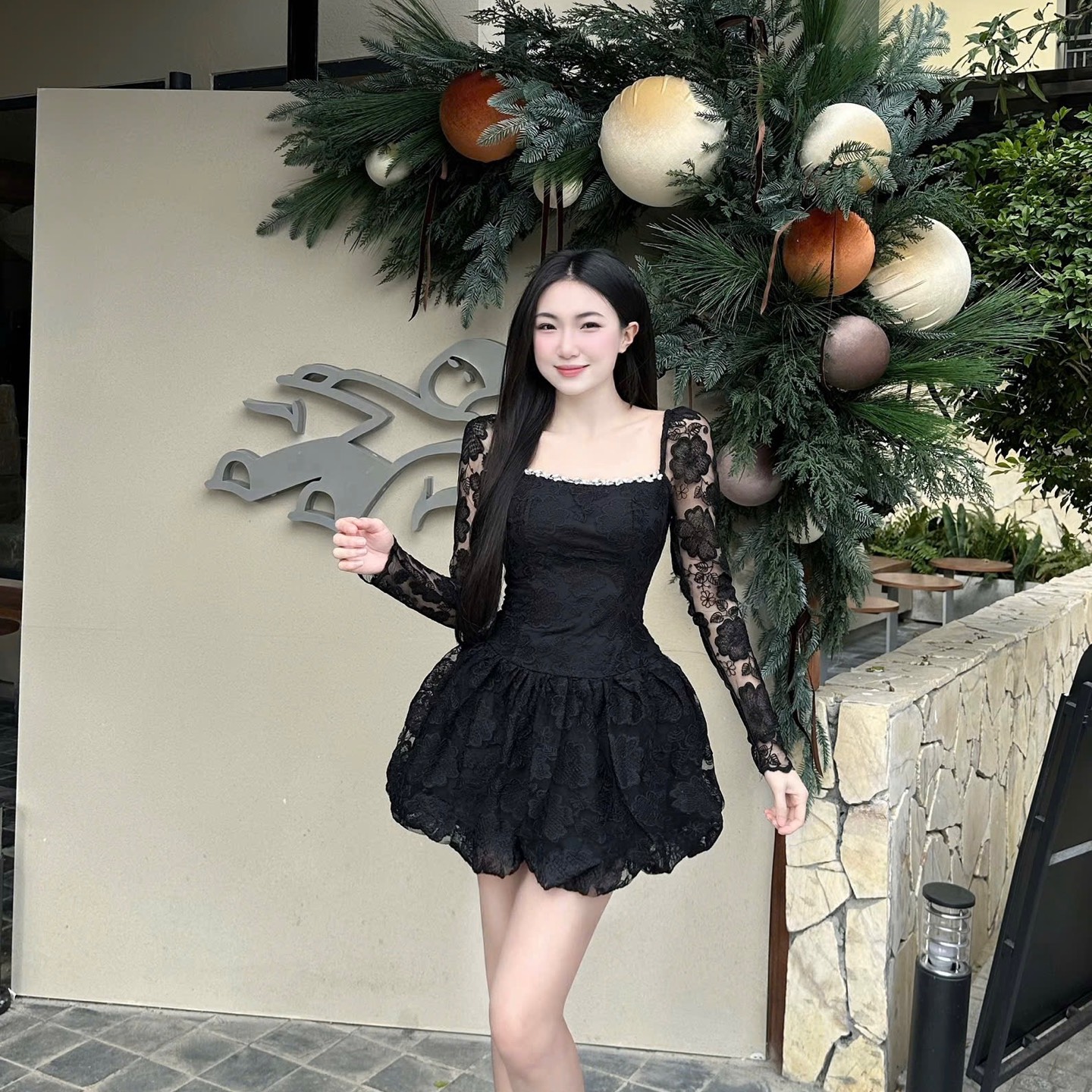 Đầm thiết lế cổ vuông viền ngọc phối ren