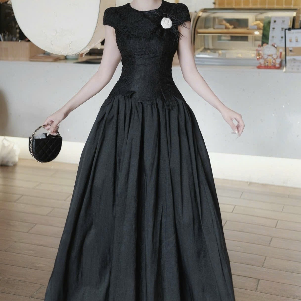 Đầm thiết kế chất ren cổ tròn phối chân tơ tặng hoa 3 màu đen kem trắng