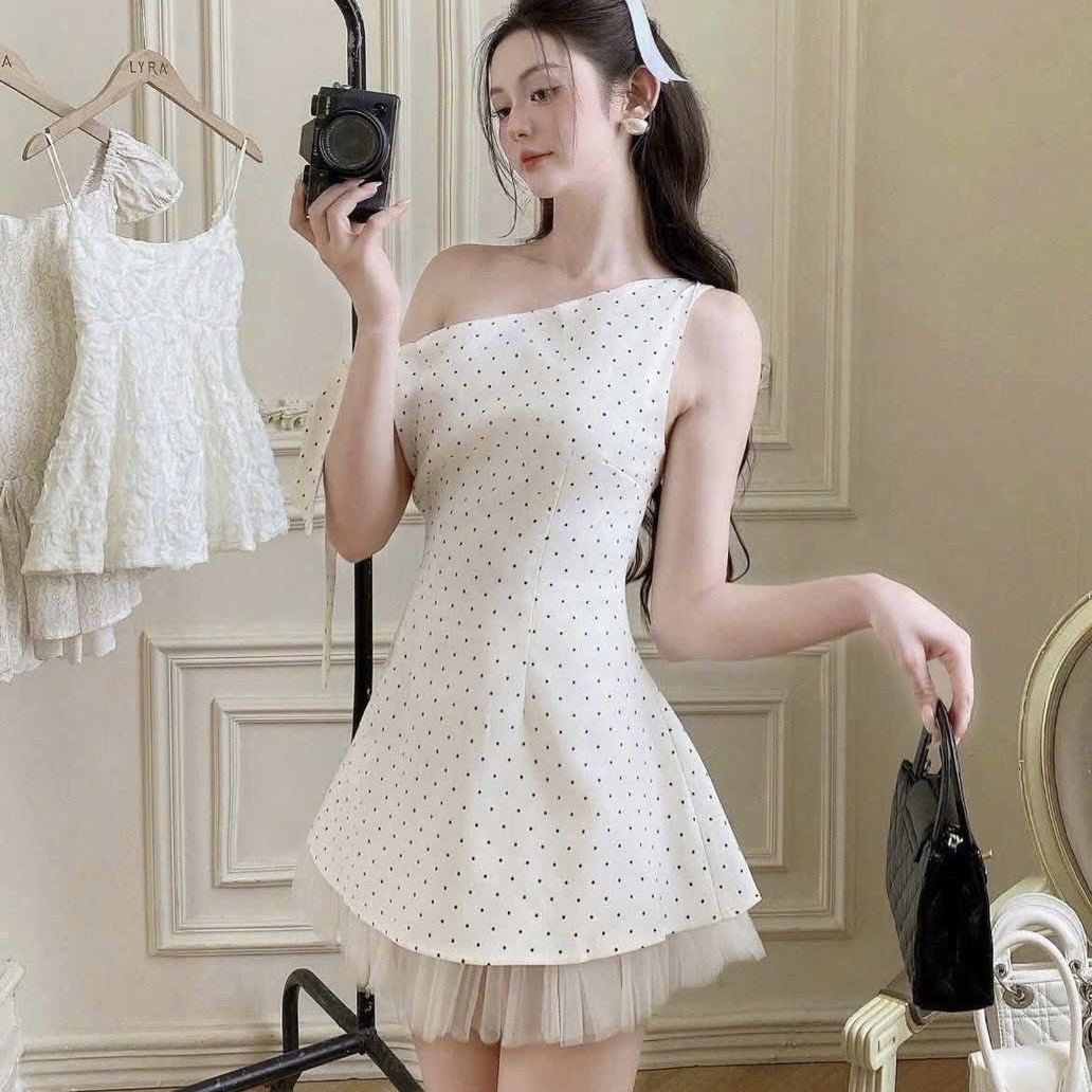 Đầm thiết kế chấm bi lệch vai phối ren