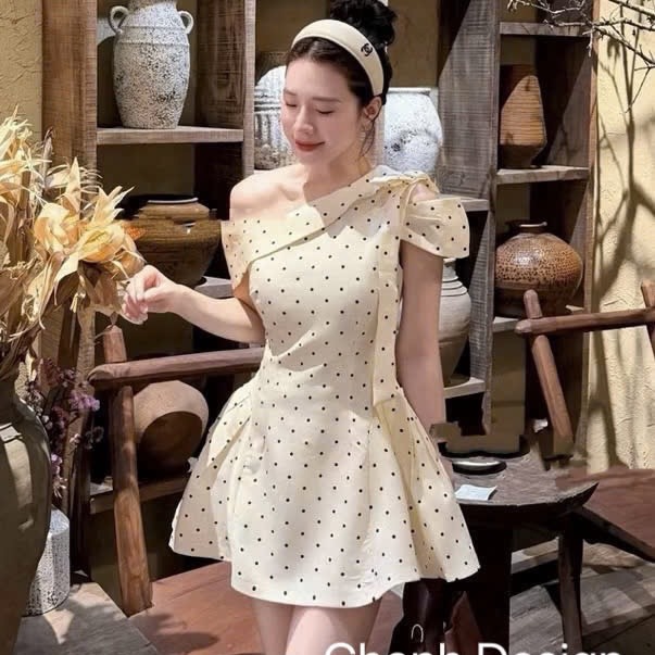 Đầm thiết kế chấm bi lệch vai nơ vai dáng ngắn