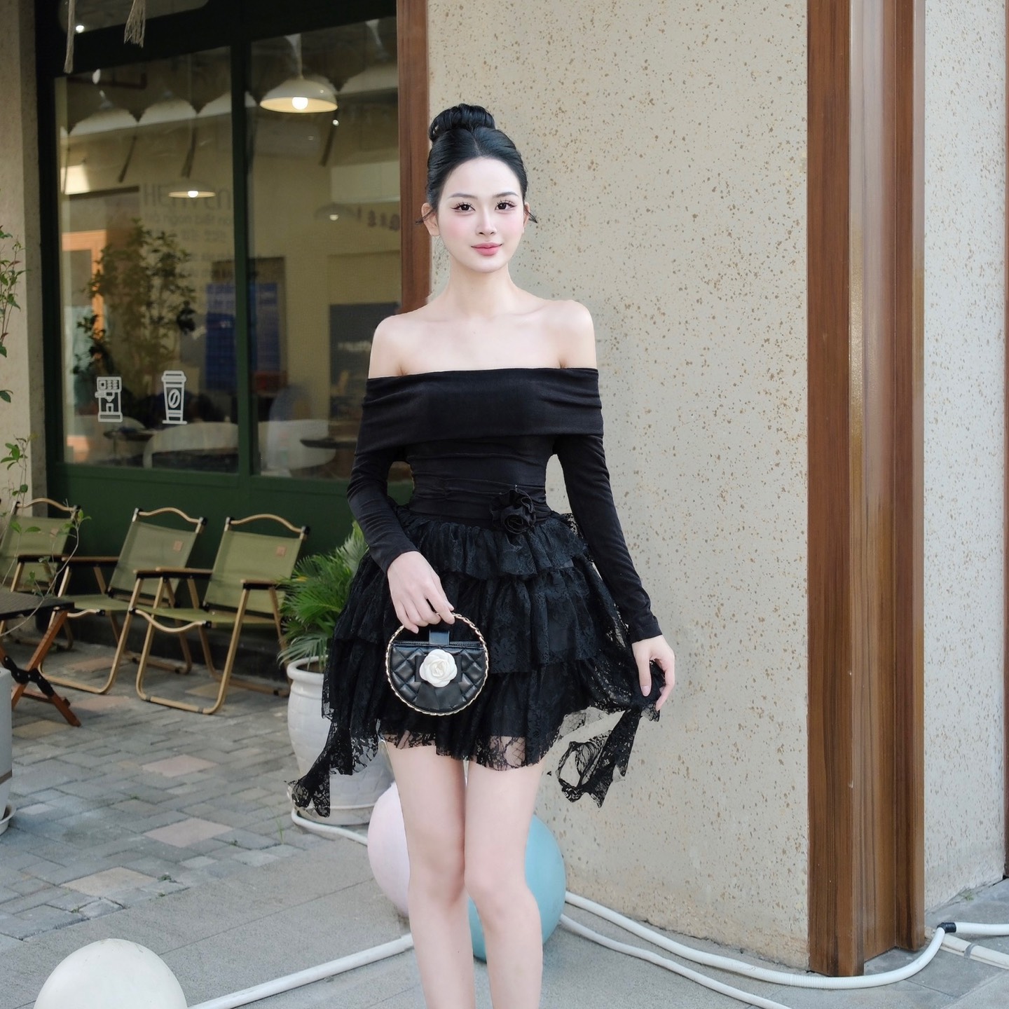 Đầm thiết kế trễ vai tay dài tầng xoè dáng ngắn