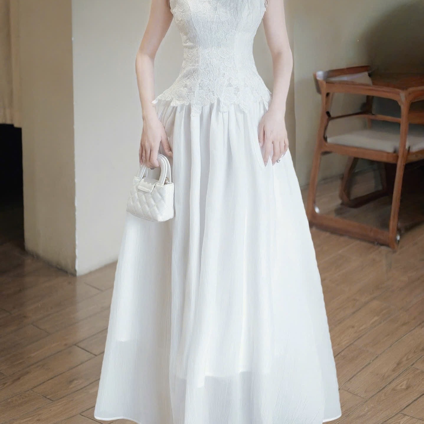 Đầm thiết kế chất ren cổ tròn phối chân tơ tặng hoa 3 màu đen kem trắng