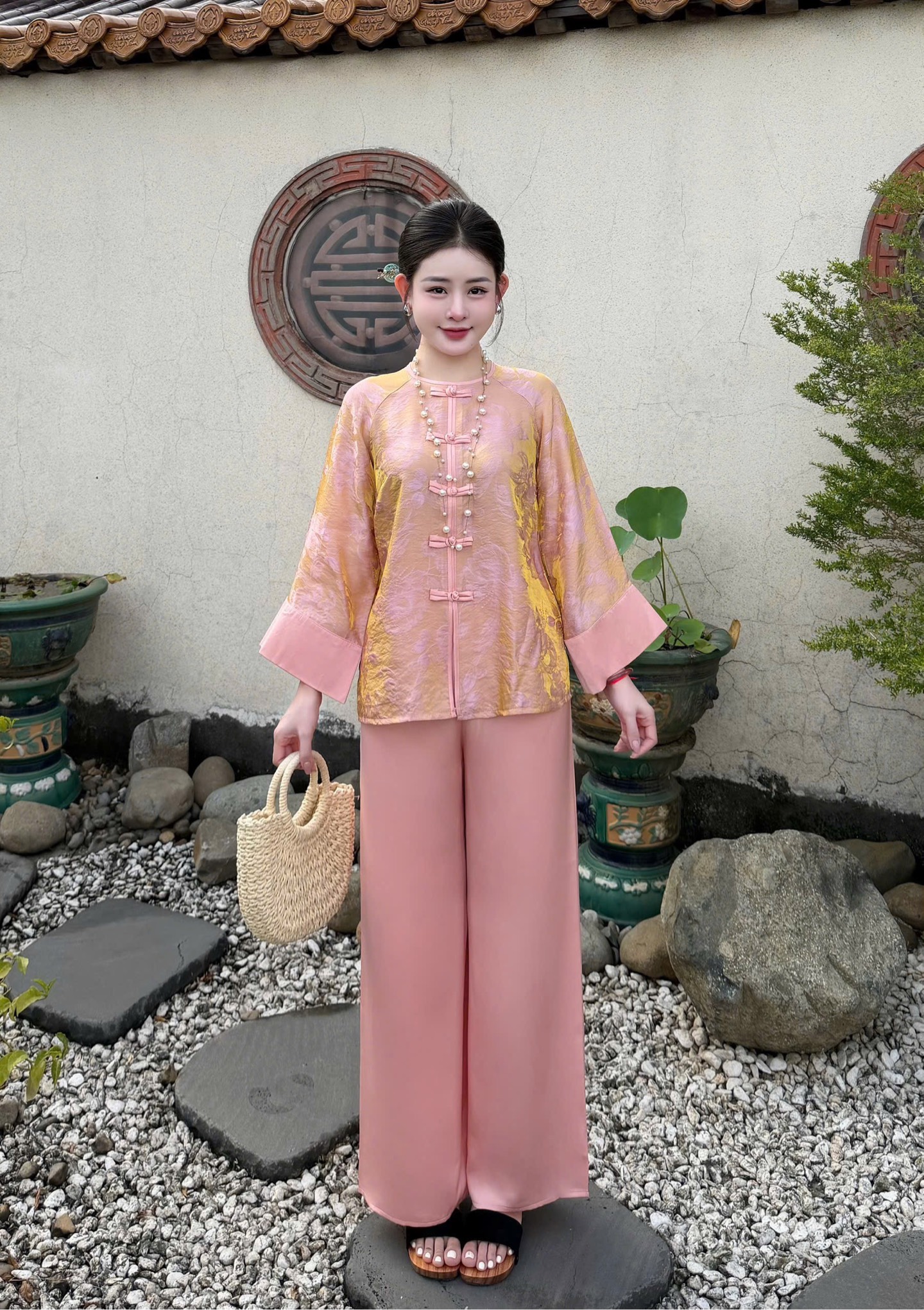 Lam tằm ánh cổ tròn tay loe