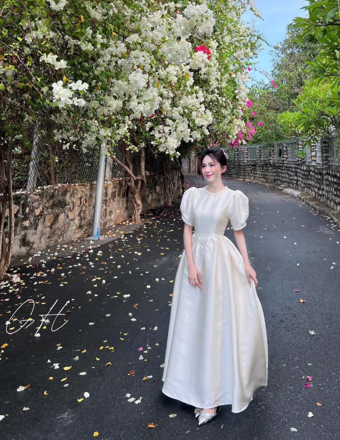 Đầm cổ ngọc đính tay bồng dáng xoè H