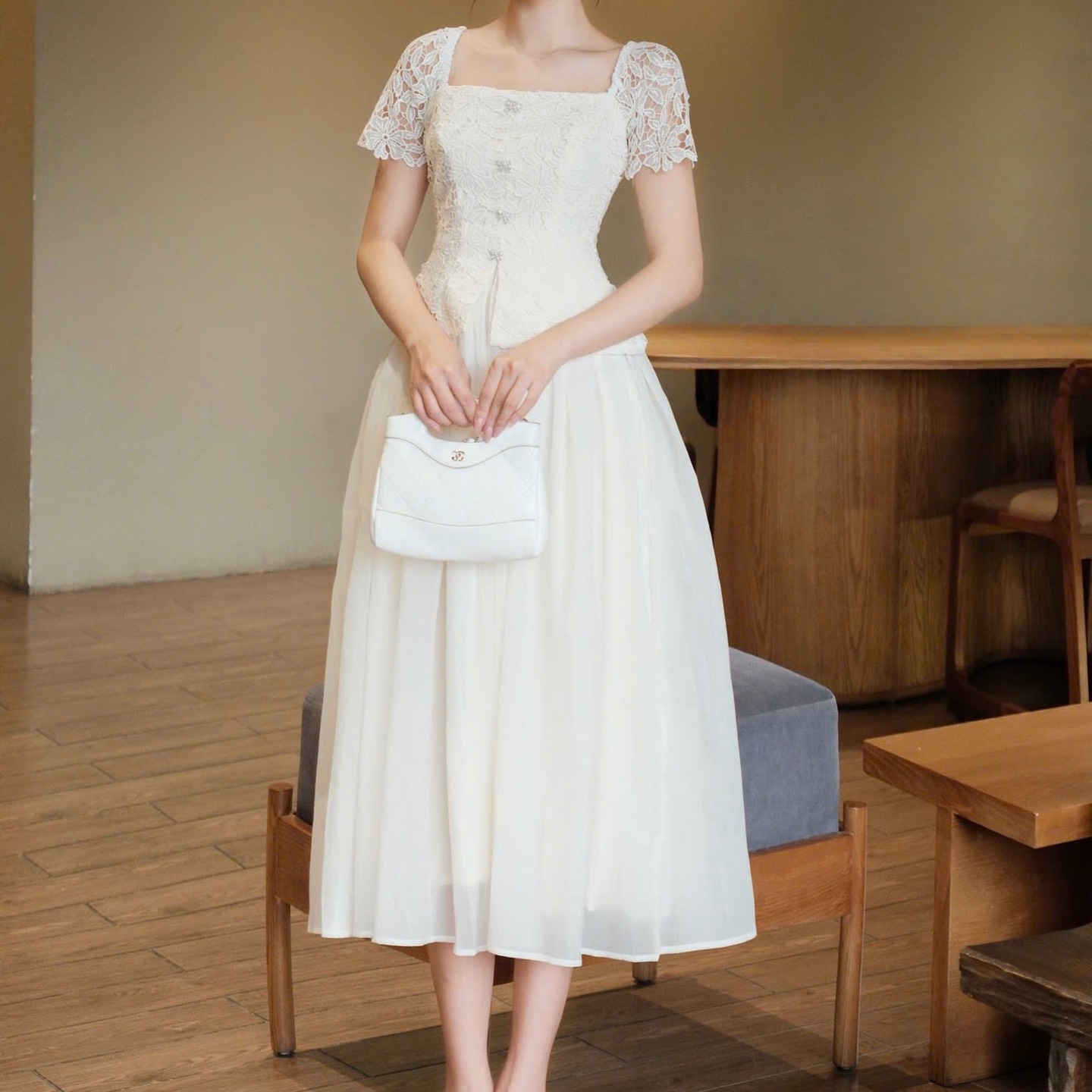 Đầm cổ vuông ren ôm eo dáng xoè voan