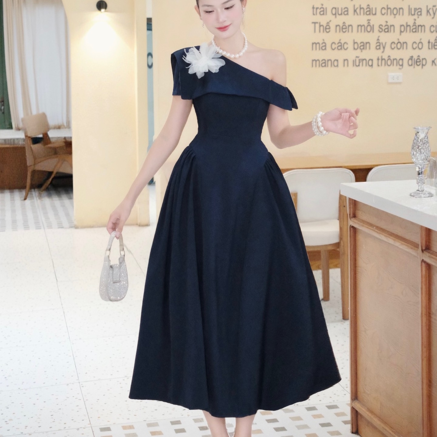 Đầm thiết kế chéo vai trễ vai dáng xoè dài đi tiệc đen trắng