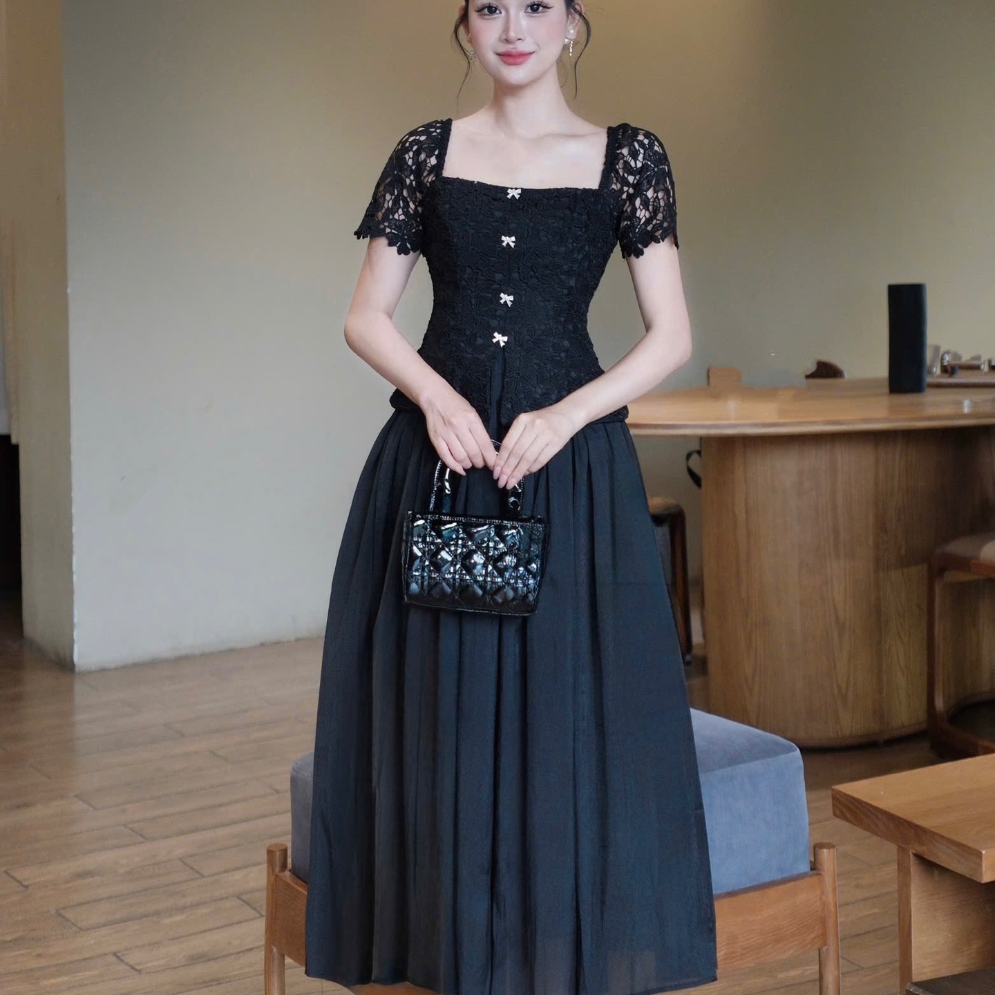 Đầm cổ vuông ren ôm eo dáng xoè voan