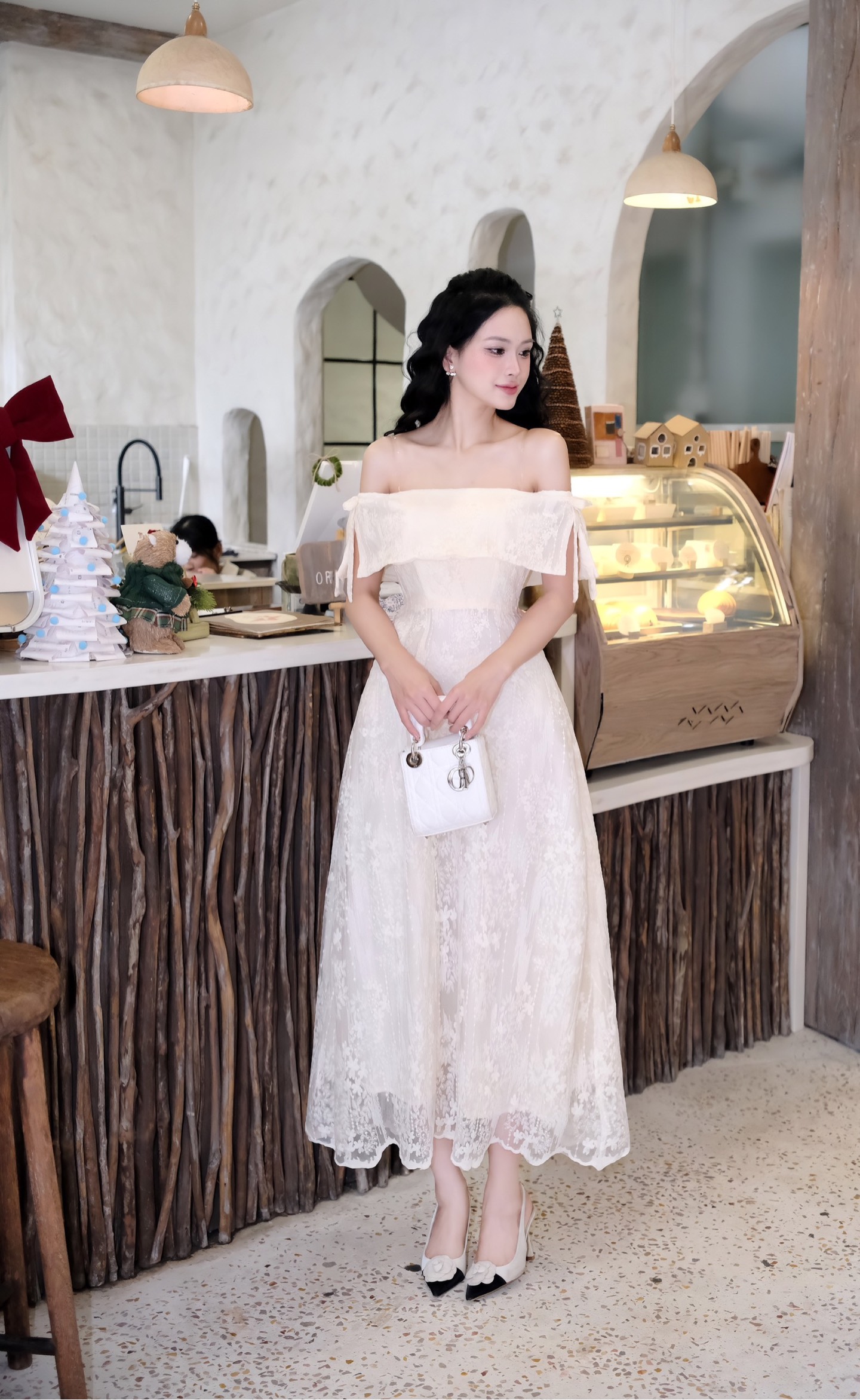 Đầm thiết kế trễ vai đính nơ ren