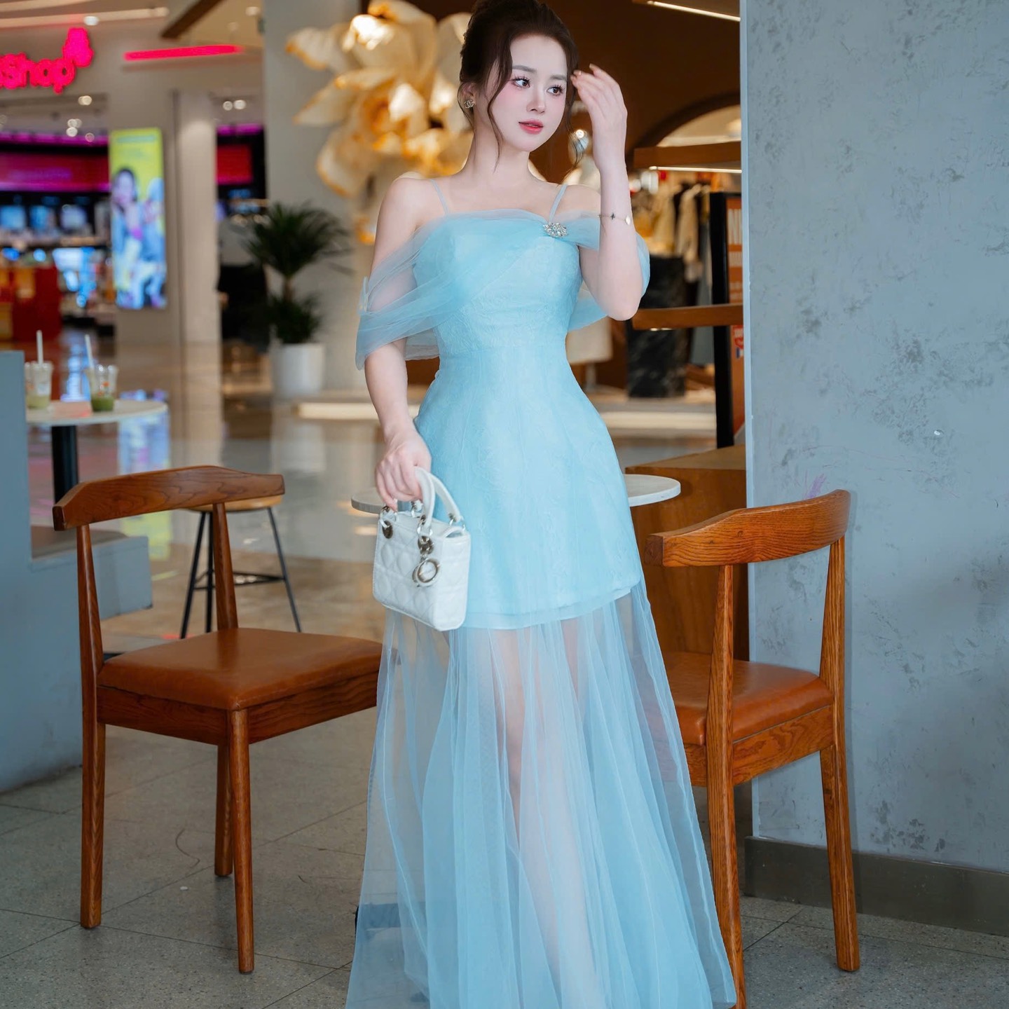 Đầm thiết kế ren voan dài phụ kiện nơ đính đá
