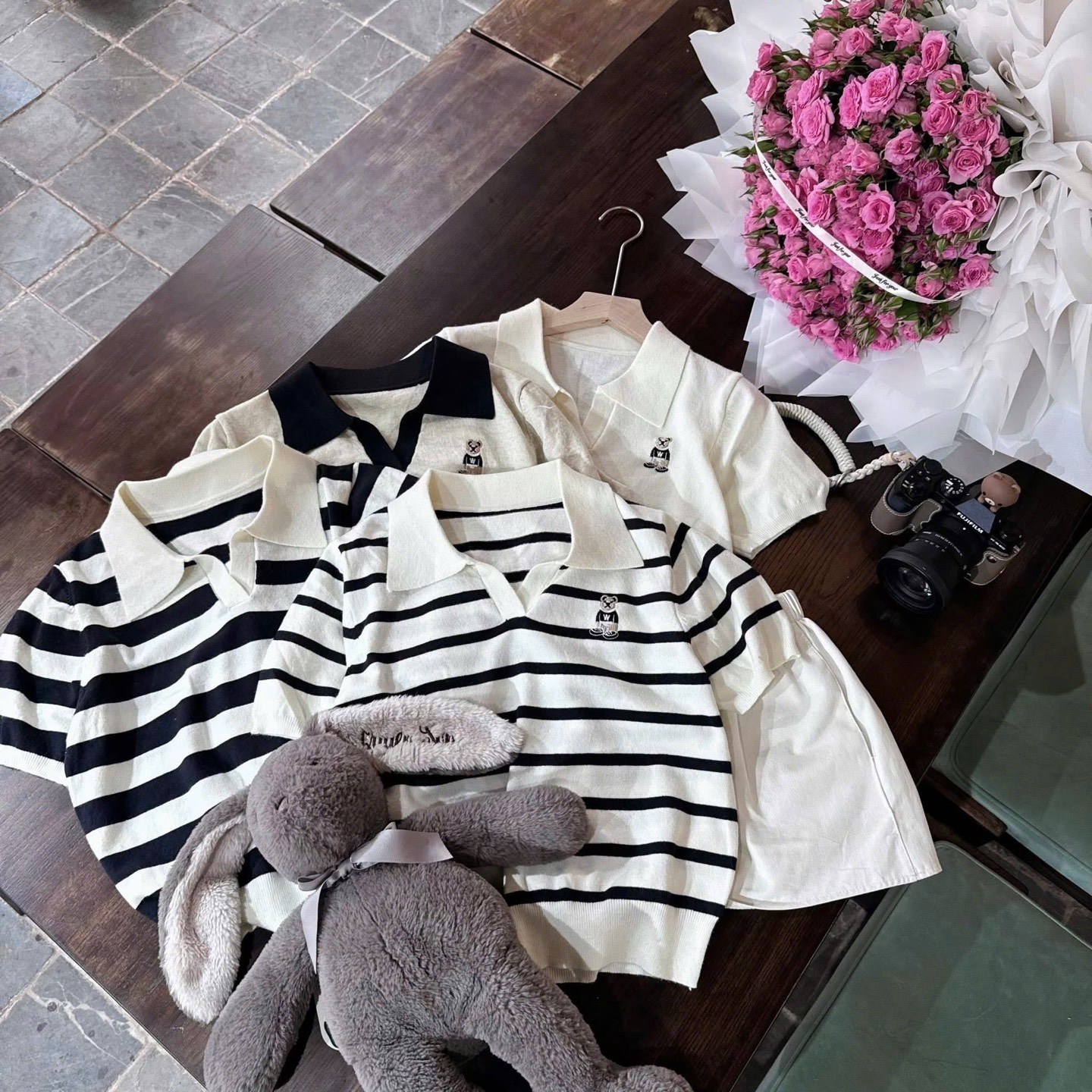 Áo len cổ V thêu gấu