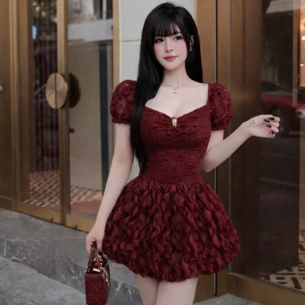 Đầm thiết kế cổ xoắn ngực khoen vàng váy xoè