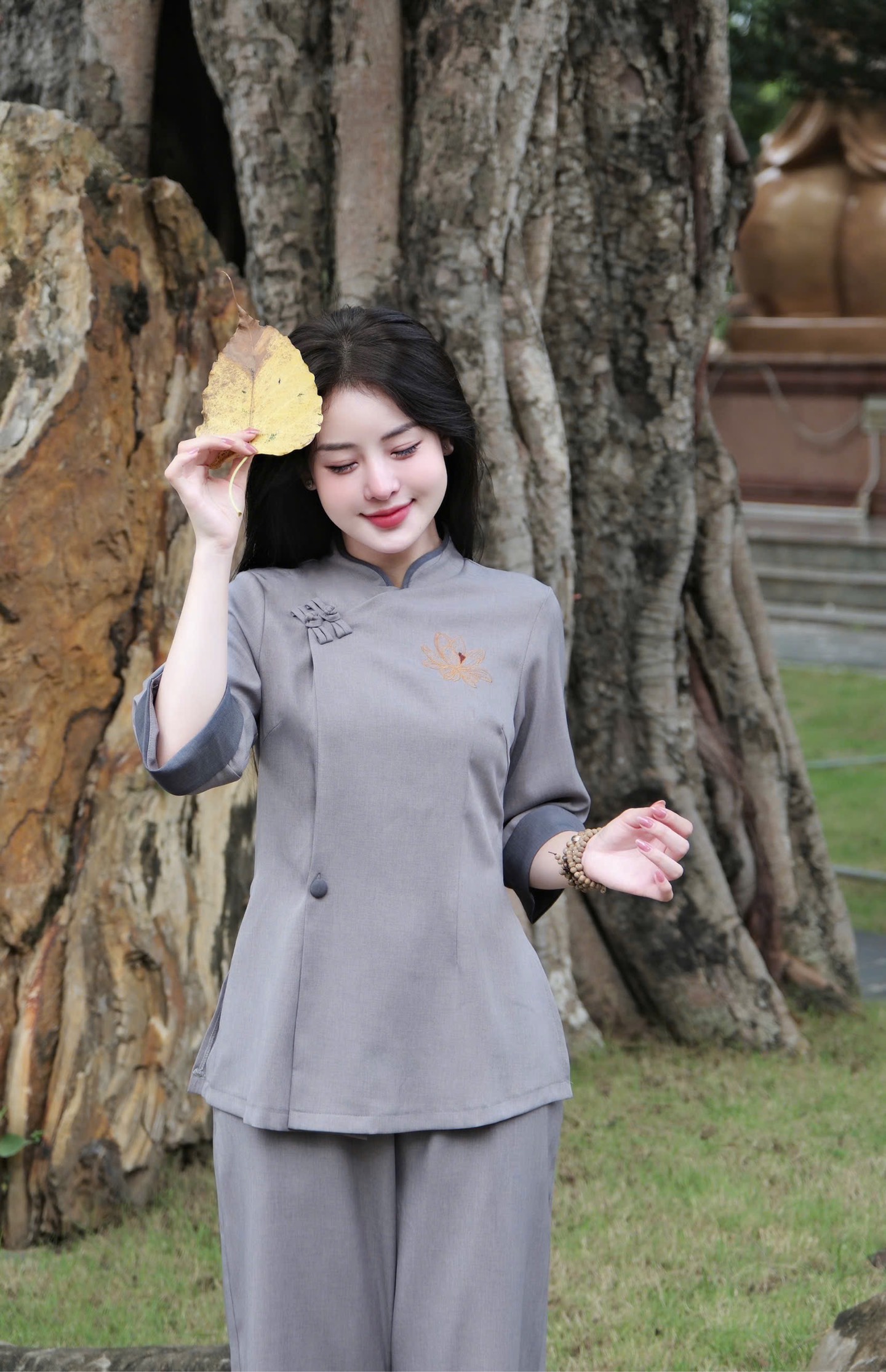 Bộ lam cổ đứng viền thêu sen