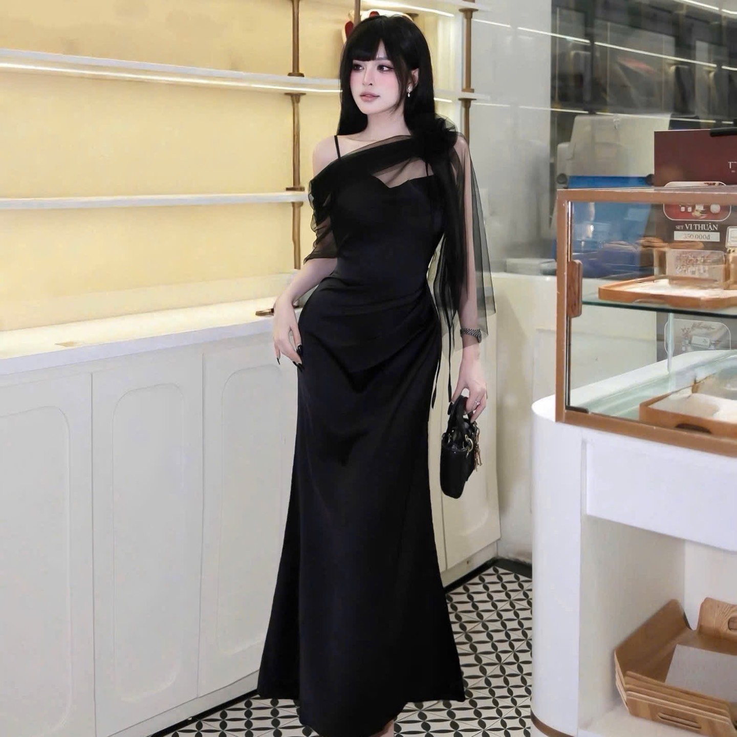 Đầm thiết kế lụa choàng lưới lệch vai đính hoa