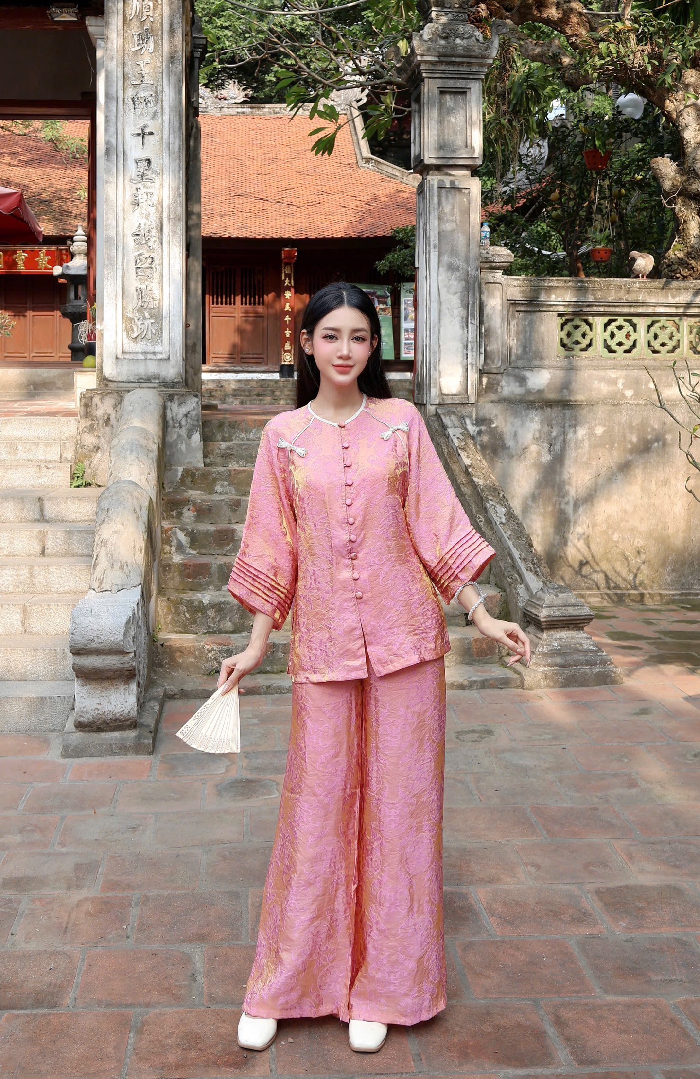 Lam tằm ánh cổ tròn cúc bọc nơ 2 bên vai