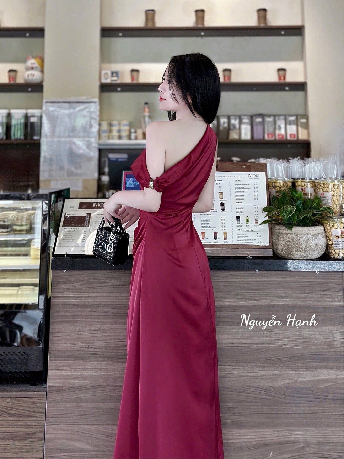 Đầm lụa trễ vai vòng vàng