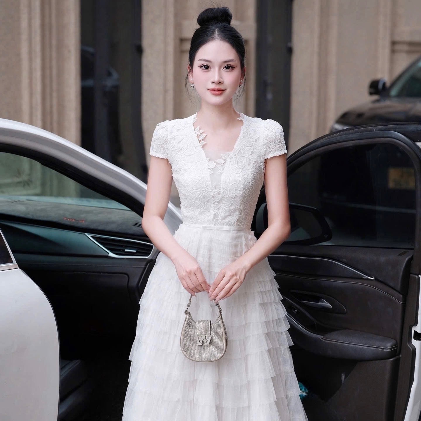 Đầm thiết kế dài cổ V váy ren tầng thắt eo nơ