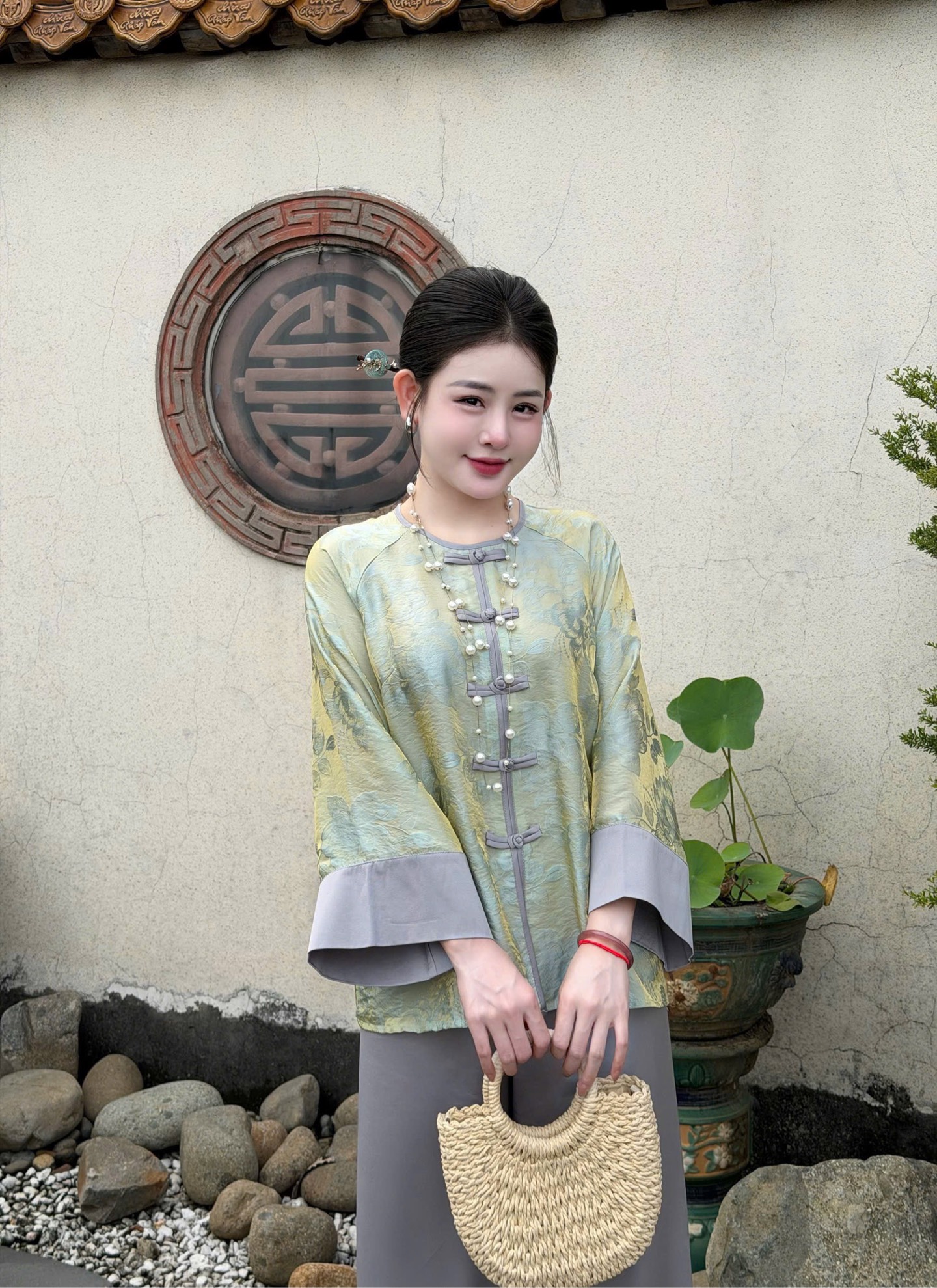 Lam tằm ánh cổ tròn tay loe