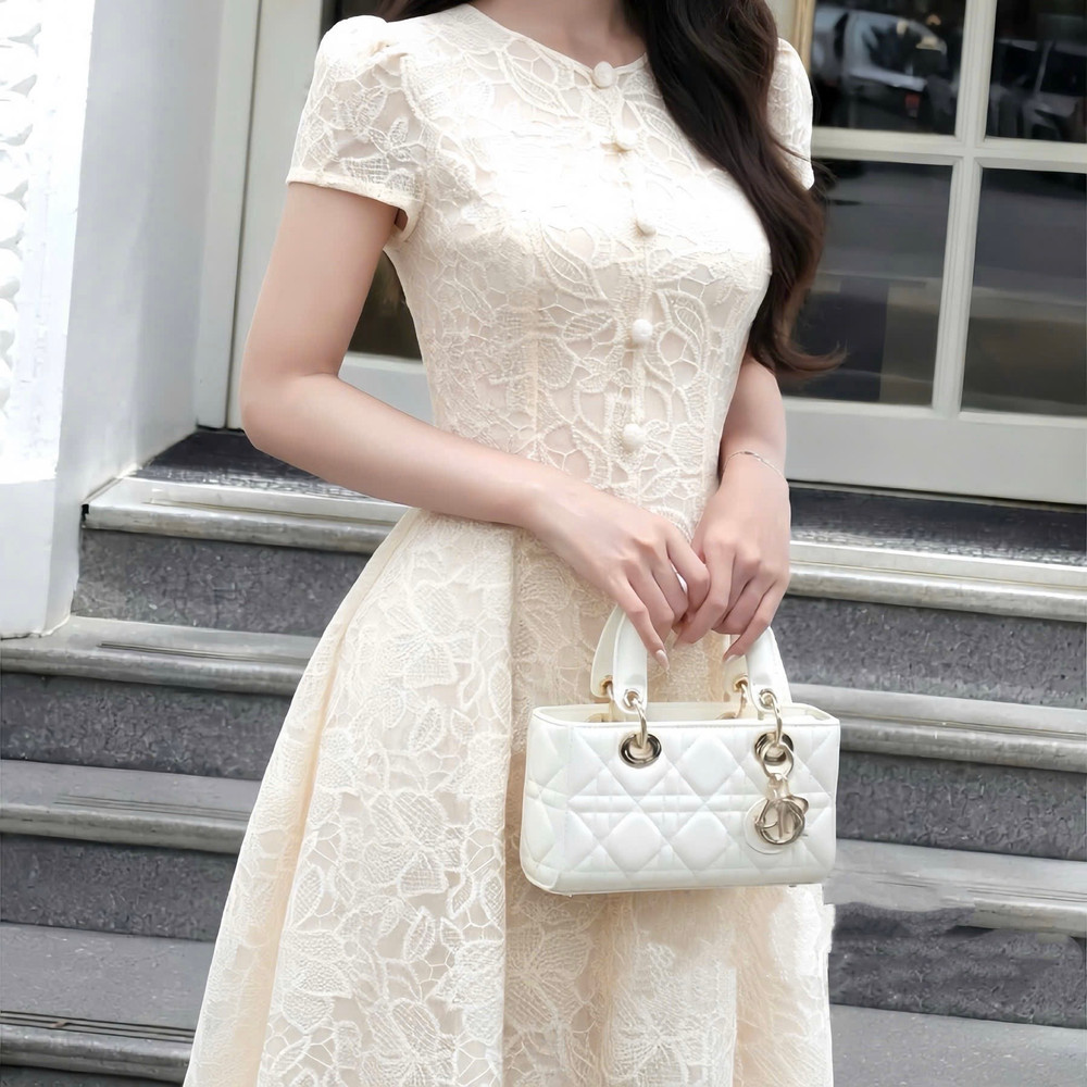 Đầm thiết kế cổ tròn ren nút bọc dáng dài