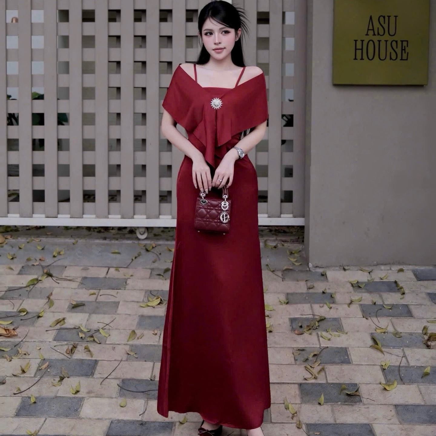 Đầm thiết kế lụa khoăn choàng đính đá