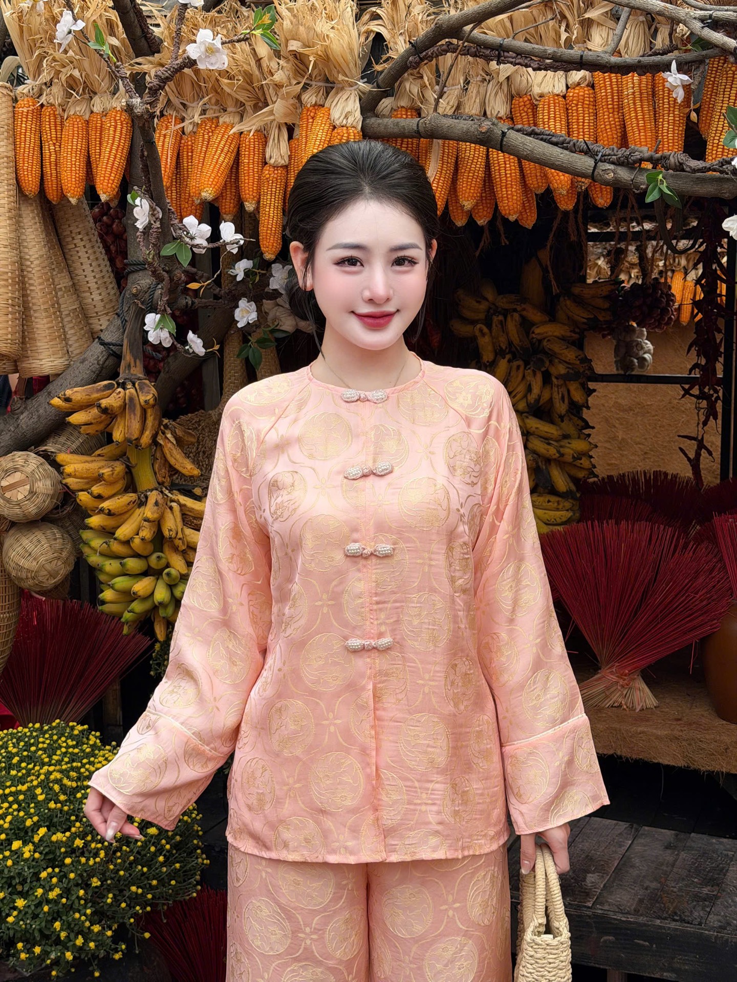 Đồ lam lụa cổ tròn nơ ngọc trai dọc tay áo cổ tàu
