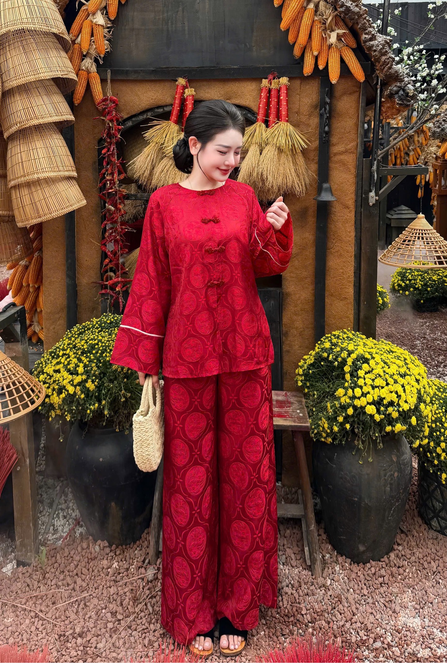 Đồ lam lụa cổ tròn nơ ngọc trai dọc tay áo cổ tàu