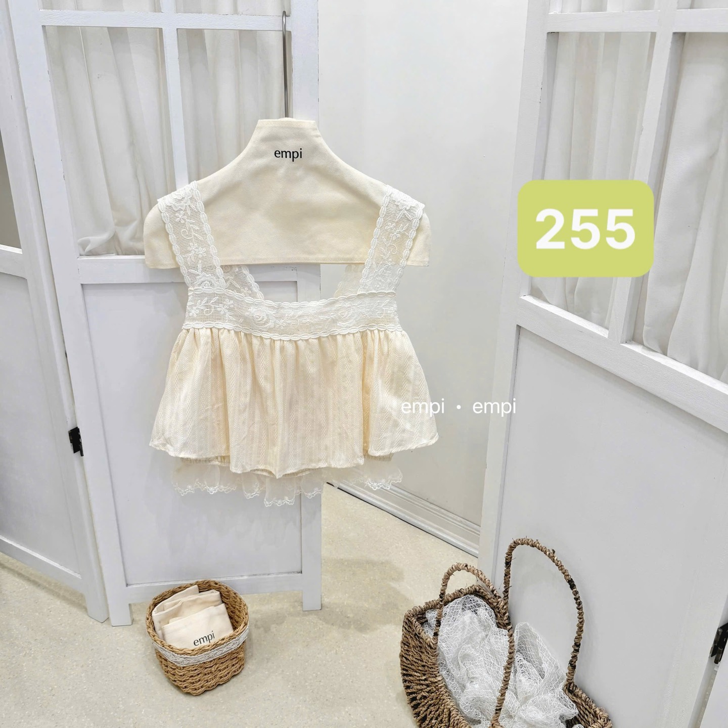 Áo kiểu 2 dây thêu bản to phối ren
