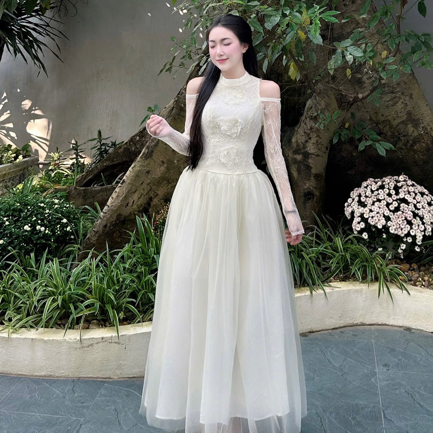 Đầm thiết kế dáng dài cổ cao phối ren