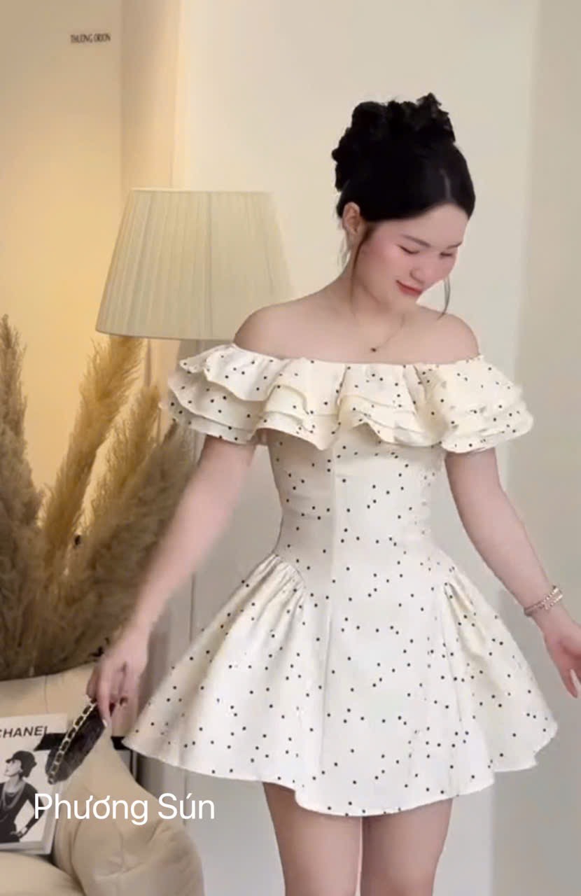 Đầm trễ vai bèo ngắn xoè ôm eo