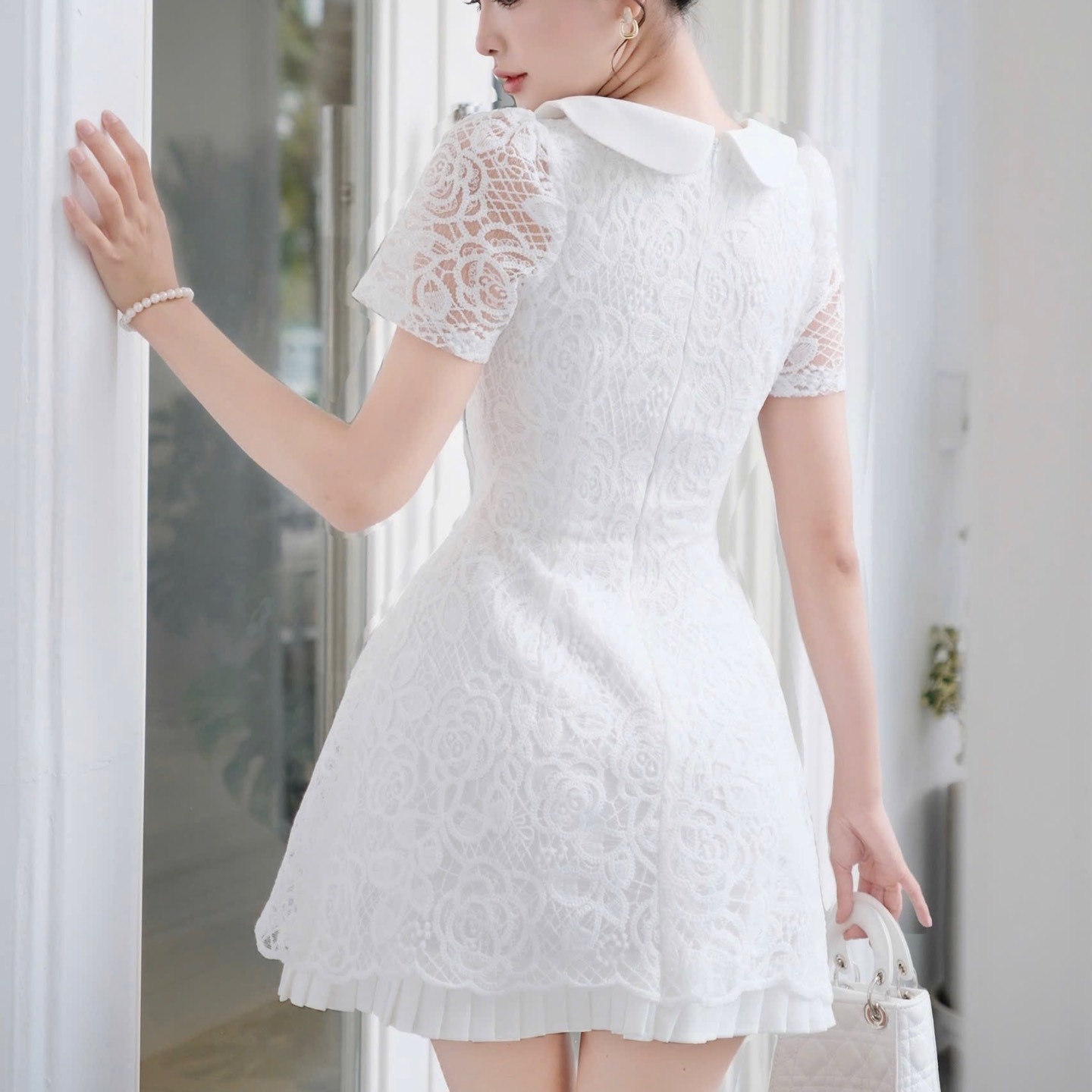 Đầm ngắn chữ A cổ sen ren trẻ trung thiết kế