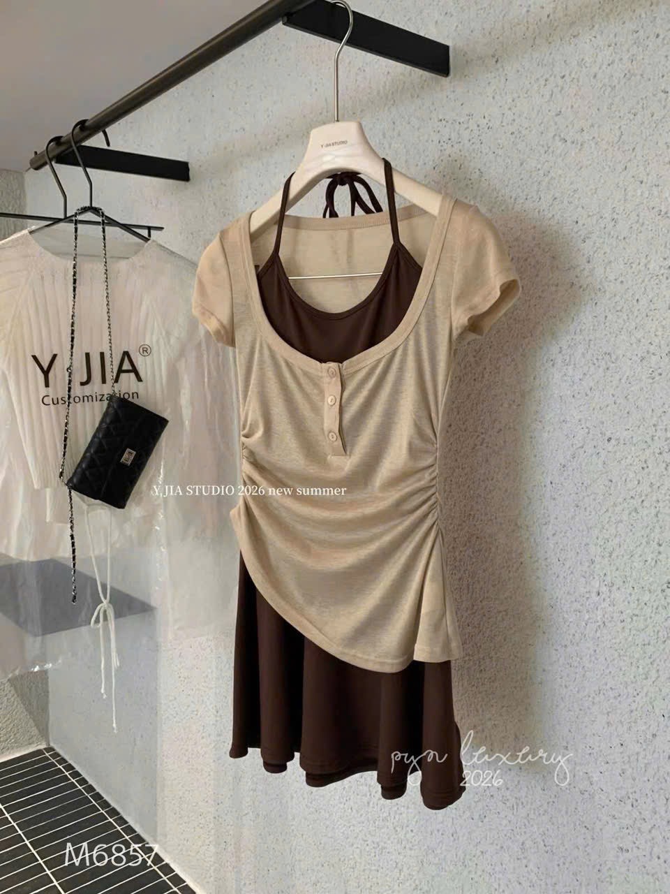 Đầm chữ A cổ yếm kèm cái thun giấy nhún eo bên ngoài
