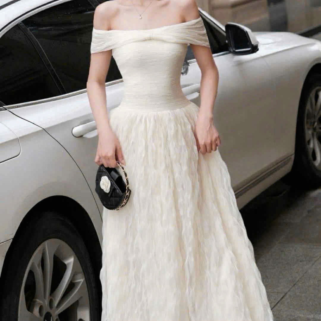 Đầm trễ vai nơ ôm ngực đi tiệc dáng dài cao cấp phối voan xoăn sang chảnh