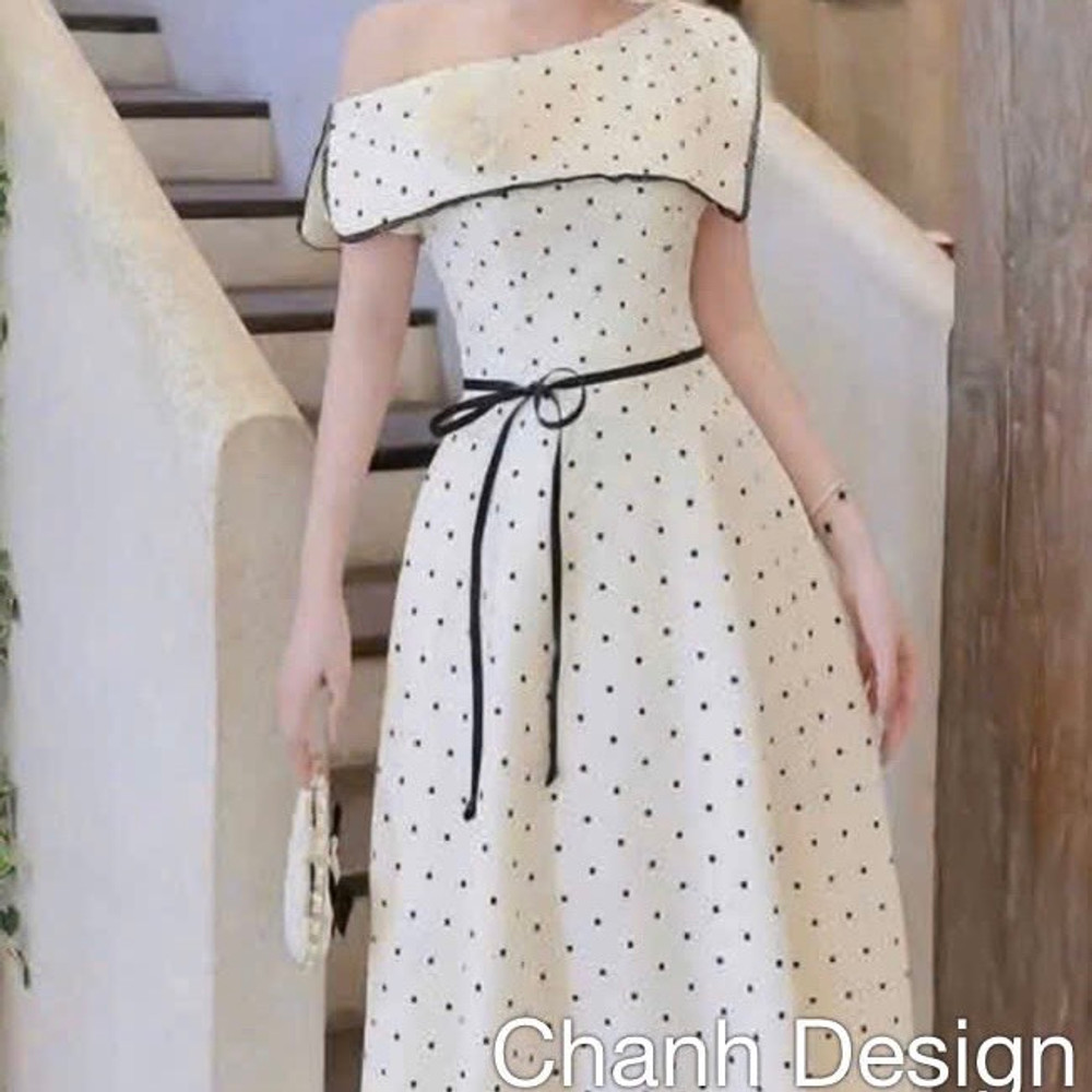 Đầm thiết kế lệch vai chấm bi nơ eo dáng dài