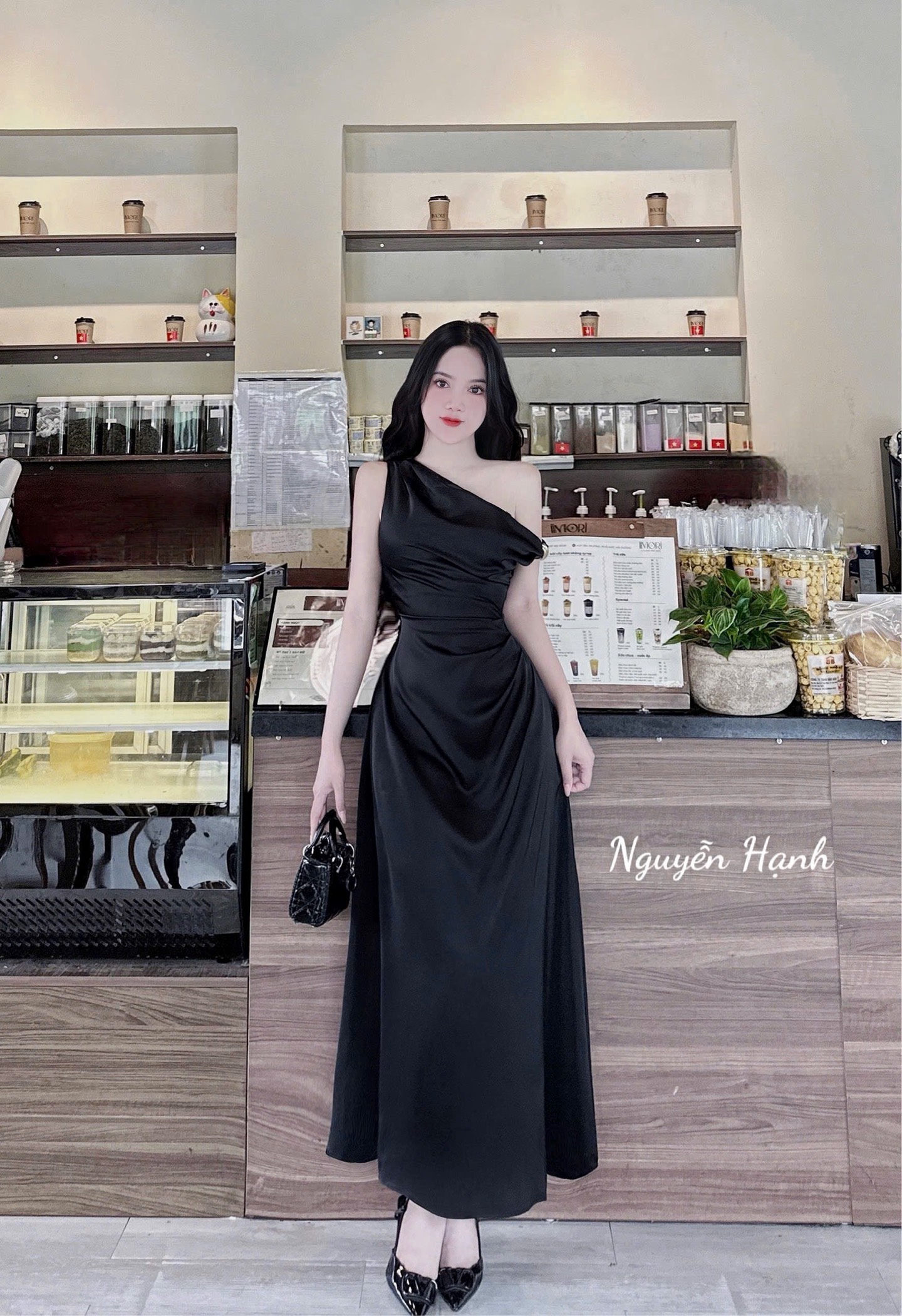 Đầm lụa trễ vai vòng vàng