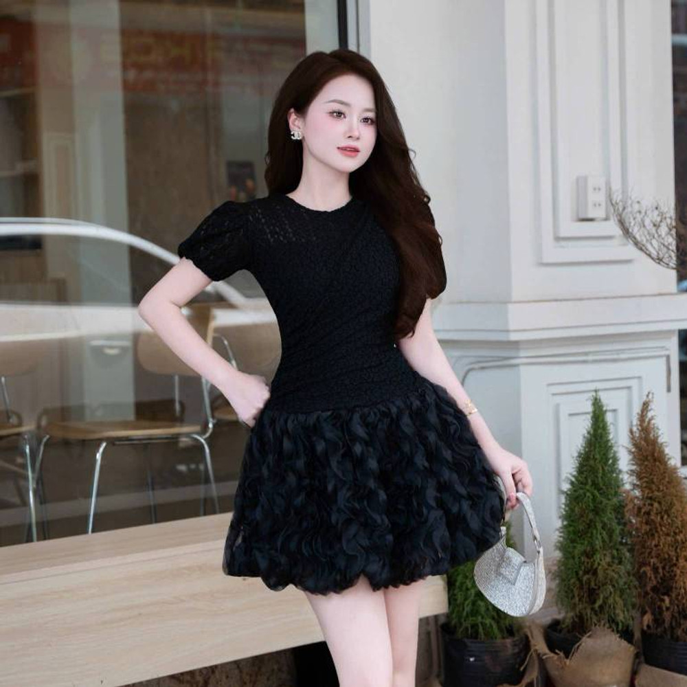 Đầm thiết kế ren tùng bồng tiểu thư