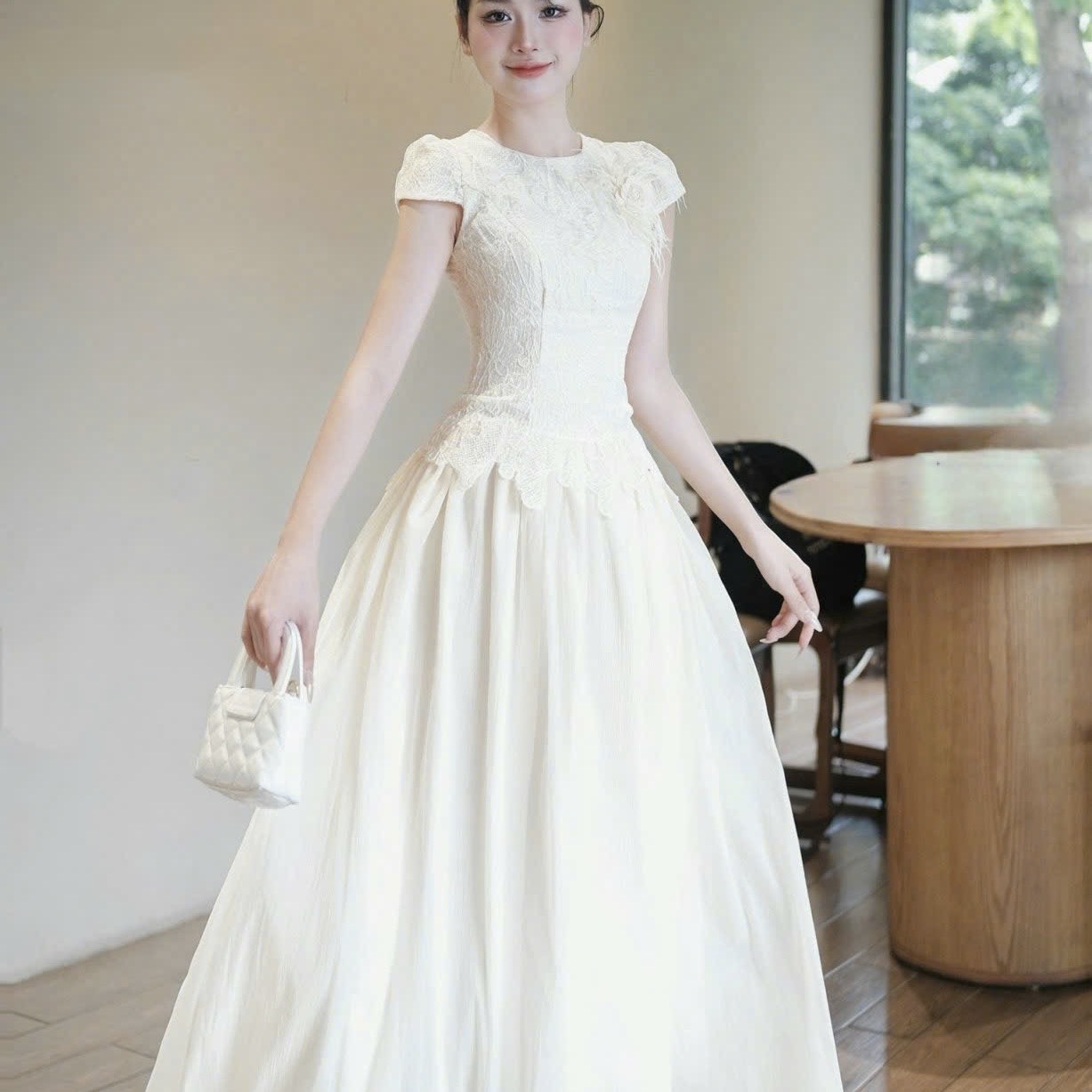 Đầm thiết kế chất ren cổ tròn phối chân tơ tặng hoa 3 màu đen kem trắng