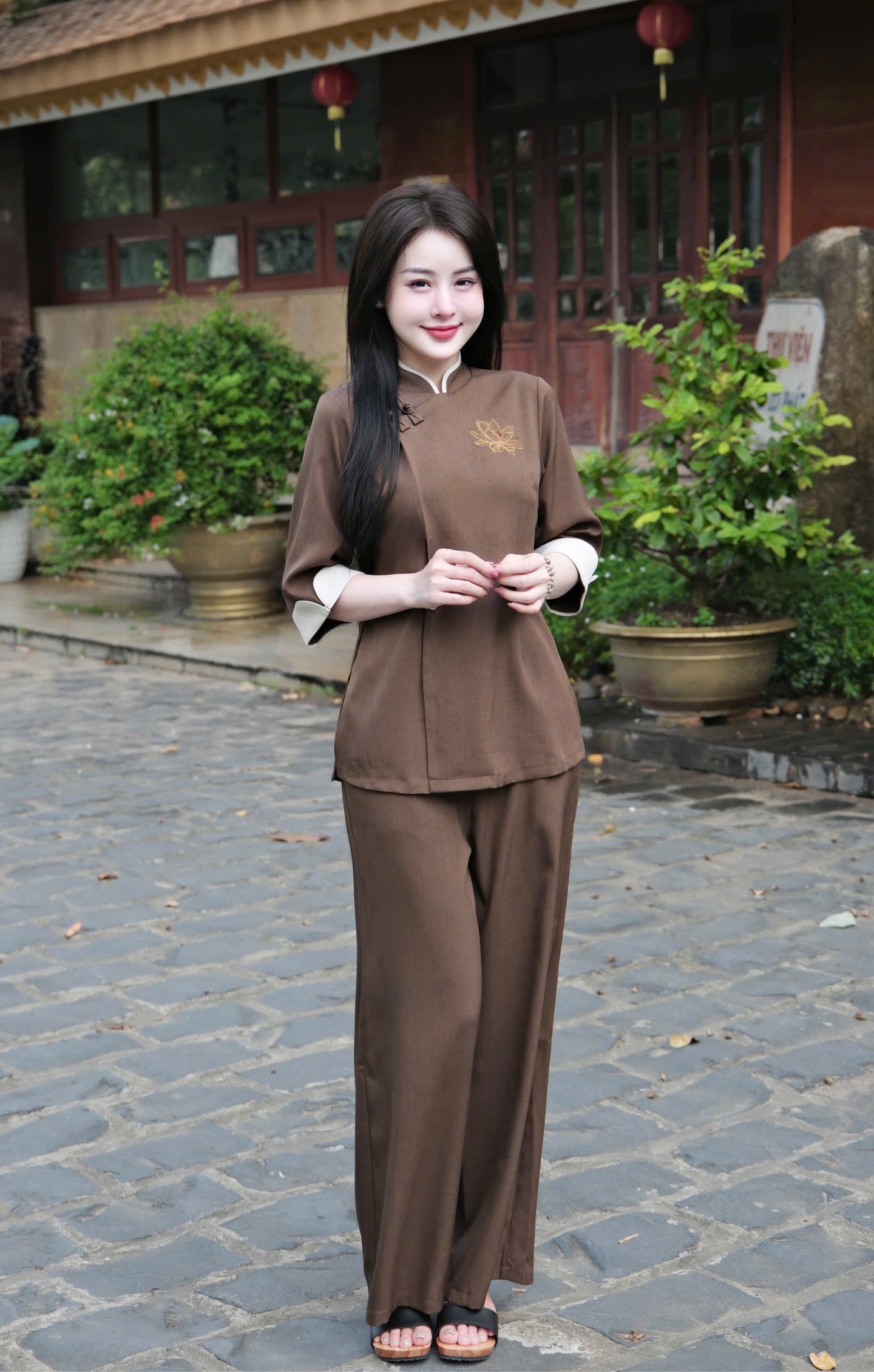 Bộ lam cổ đứng viền thêu sen
