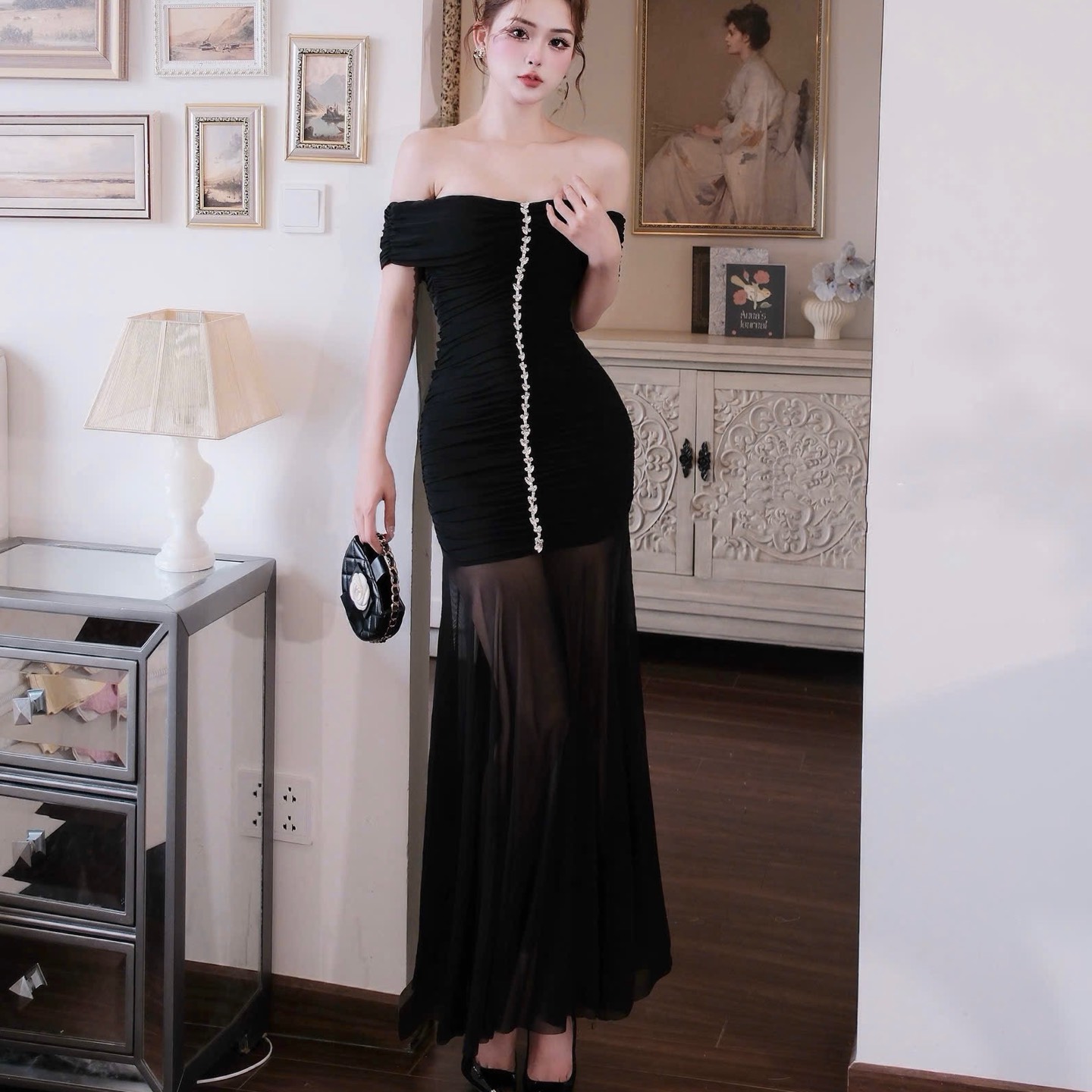 Đầm thiết kế trễ vai đính đá dọc dáng xoè