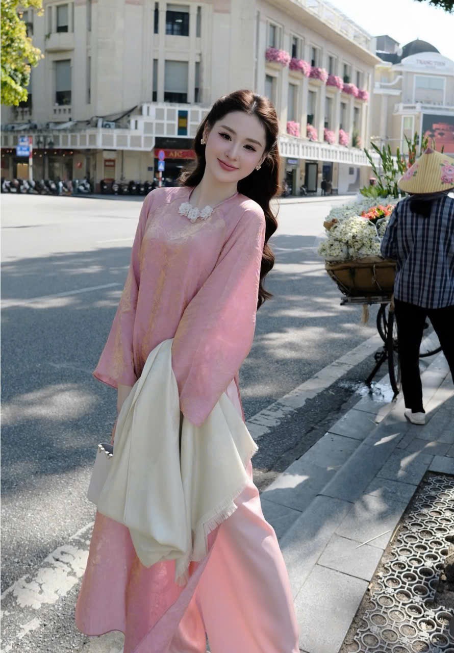 Áo dài gấm cổ tròn 3 bông