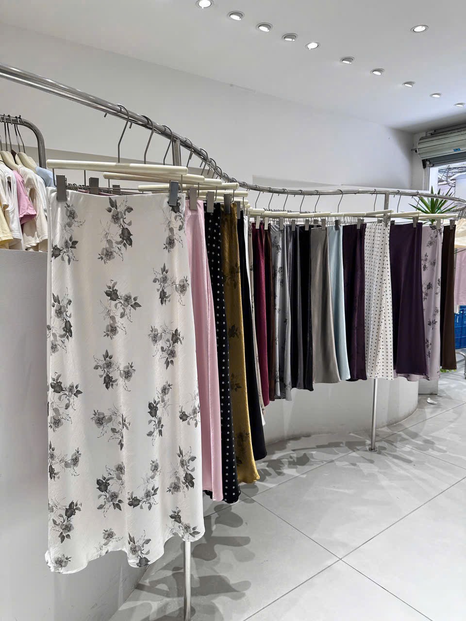 Chân váy lụa dài hoạ tiết hoa