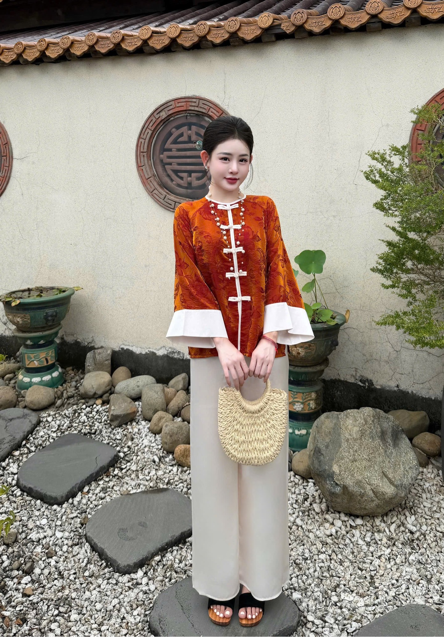Lam tằm ánh cổ tròn tay loe
