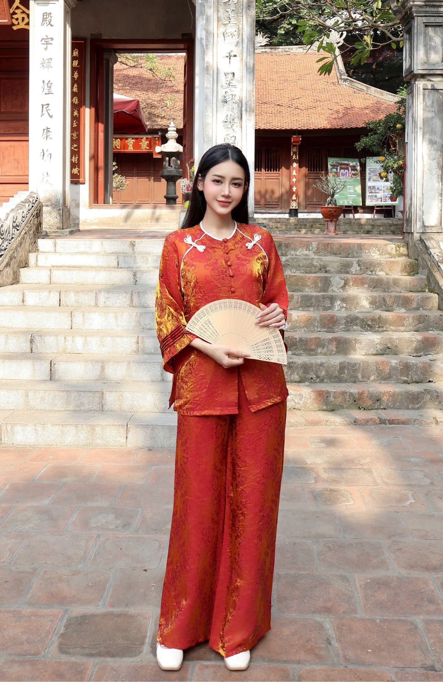 Lam tằm ánh cổ tròn cúc bọc nơ 2 bên vai
