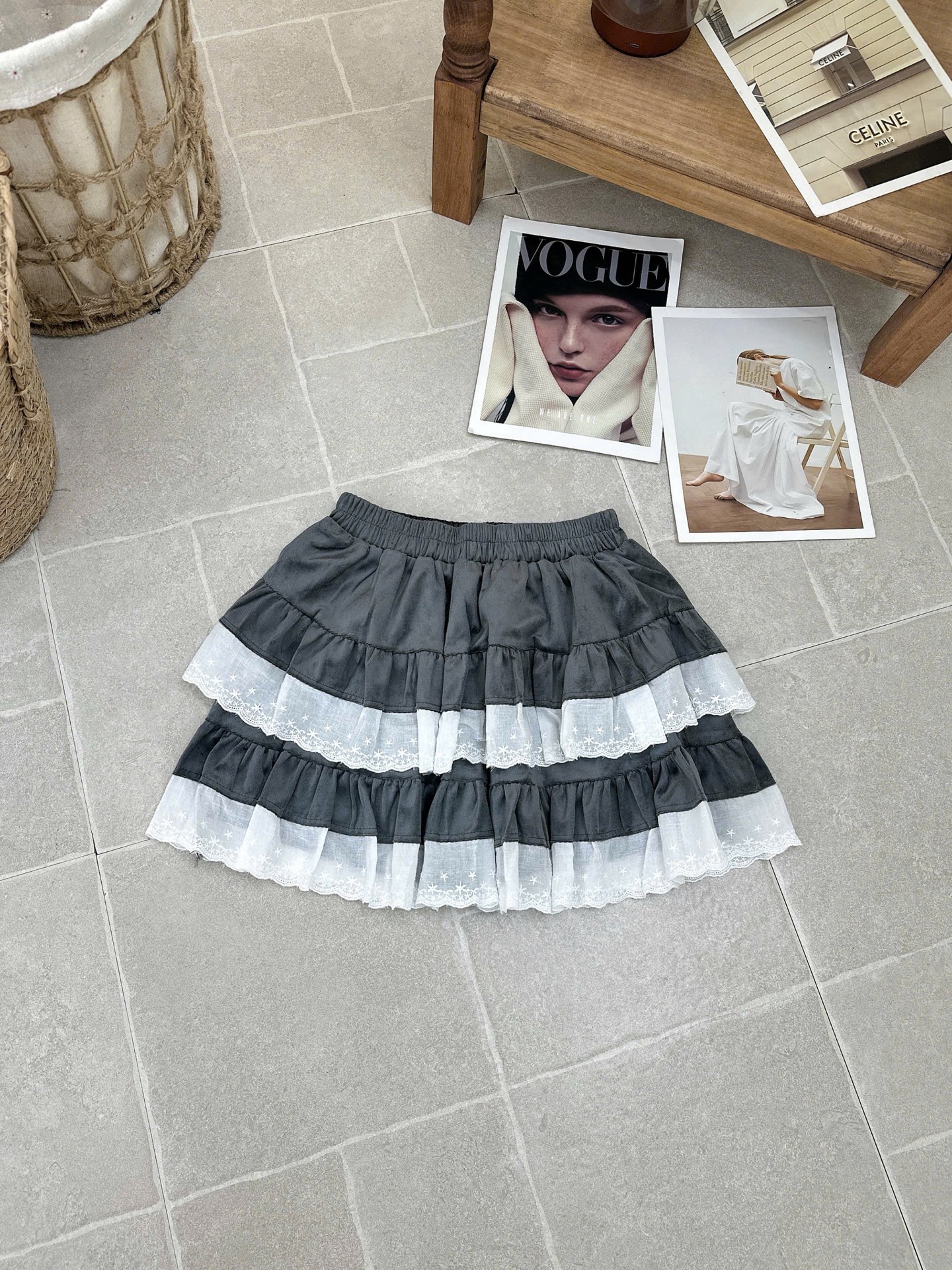 Chân váy ngắn nhung tầng ren trắng