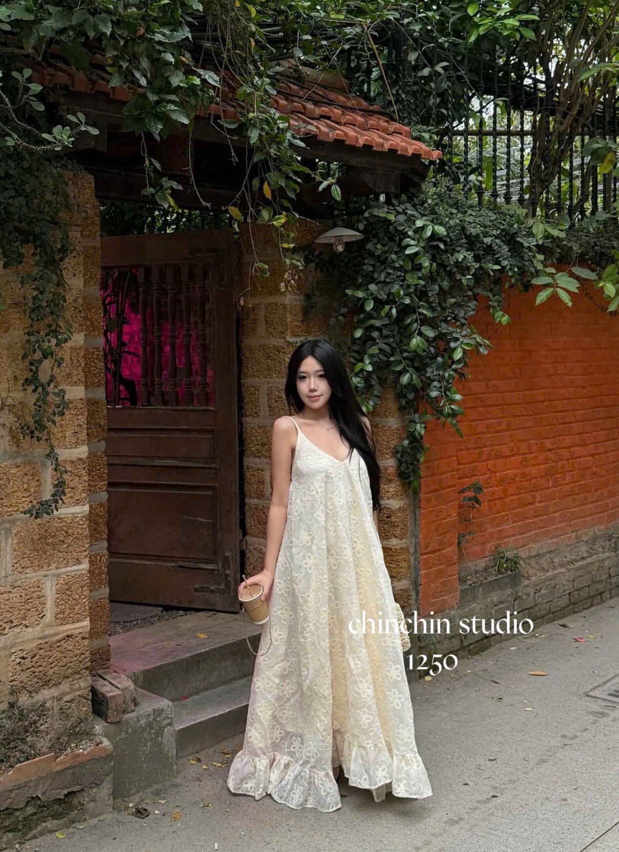 Đầm 2 dây thêu hoa nổi ren tầng